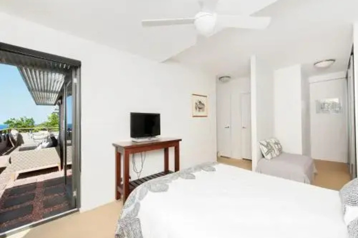 Room 4 of 12