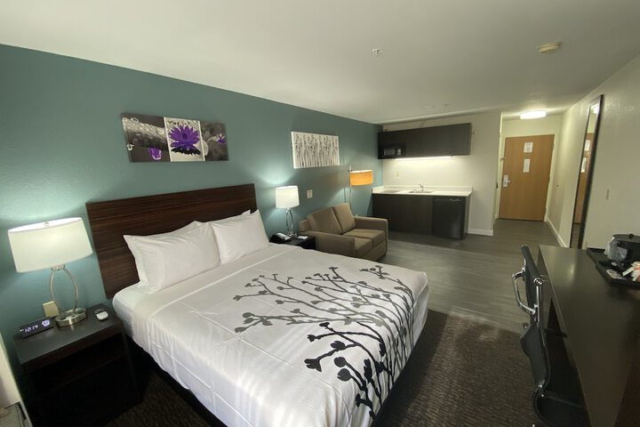 1 Queen Bed (4 of 27)