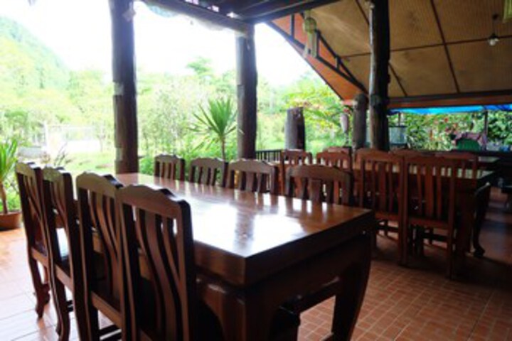 Dining 7 of 19