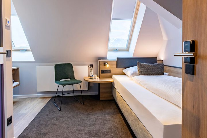 Room 15 of 83
