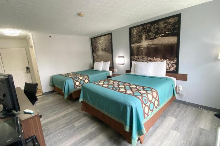 2 Queen Beds (11 of 13)