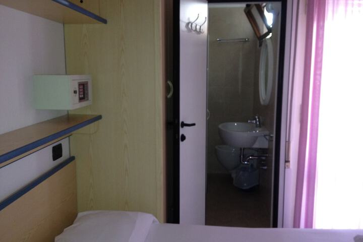 Room 13 of 36