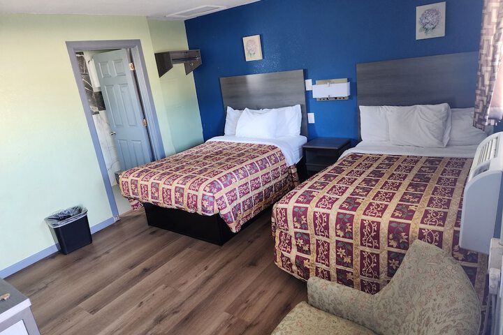 2 Double Beds (10 of 10)