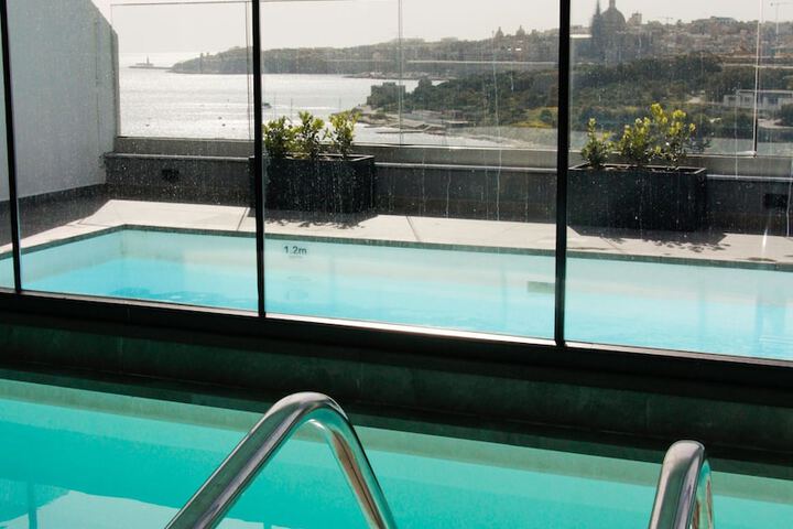 Pool 75 of 127
