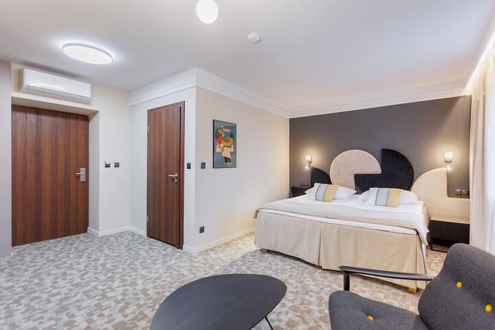 Room 15 of 83