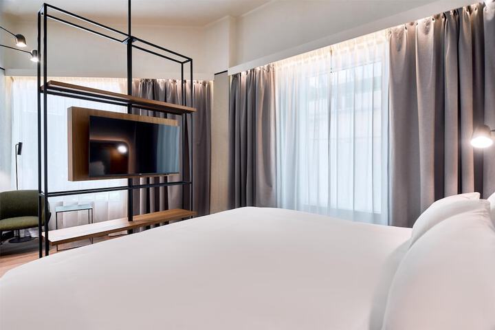 Room 16 of 80