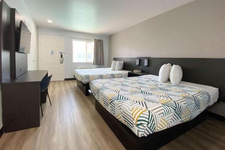 1 Queen Bed (9 of 19)