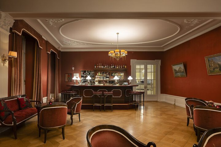 Lounge 58 of 78