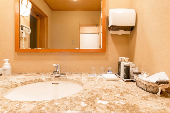 Room 14 of 176