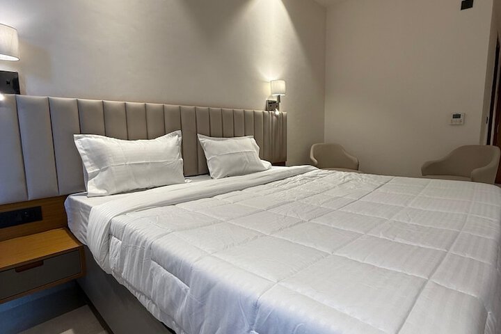 Room 9 of 18