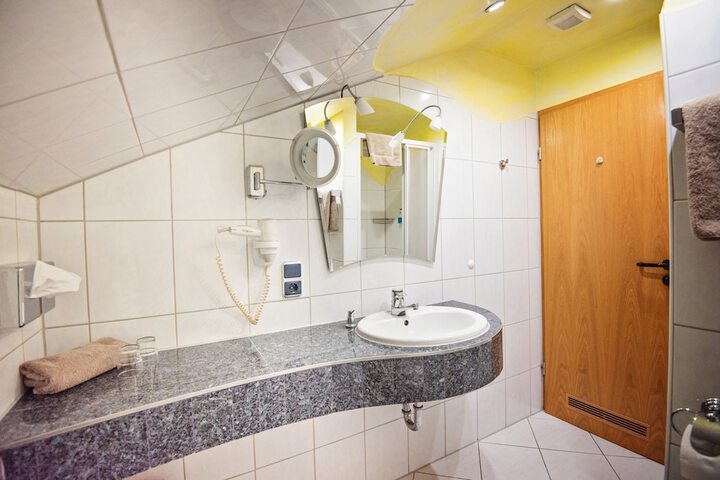 Room 14 of 32