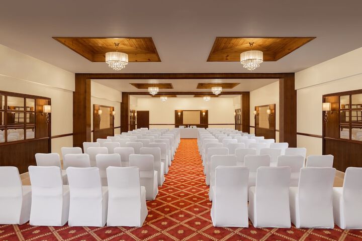 Ballroom/Hall 17 of 25