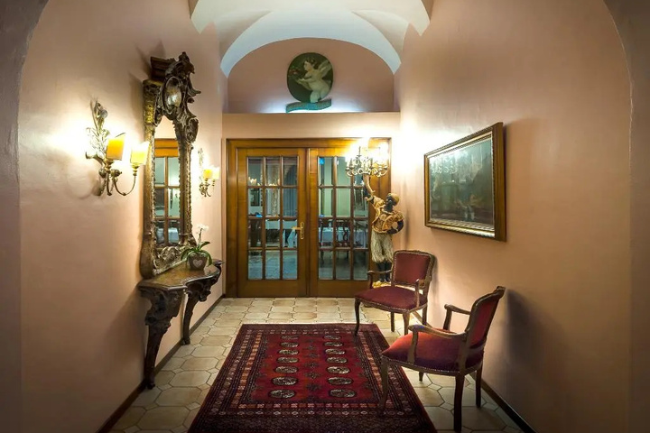 Room 9 of 26