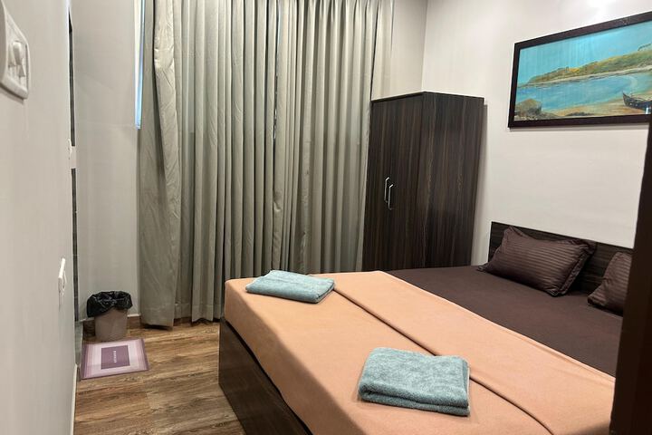 Room 6 of 18