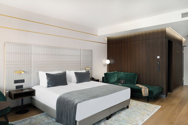 Room 25 of 46