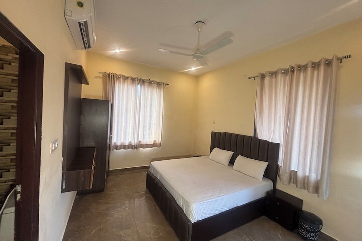 Room 4 of 73
