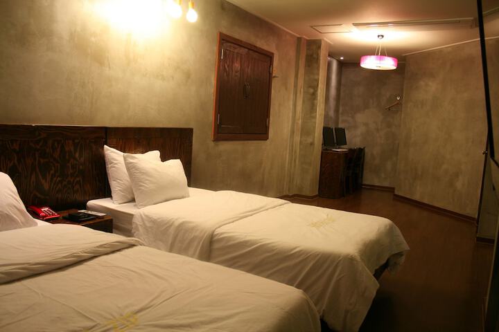 Room 7 of 42