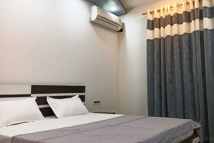 Room 4 of 12