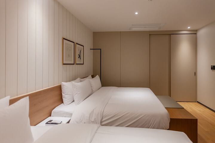 Room 17 of 33