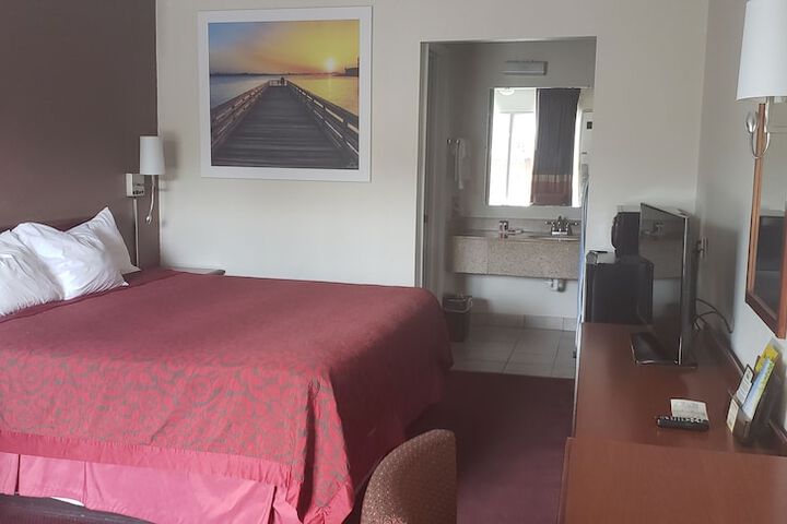1 King Bed Mobility Accessible (4 of 9)