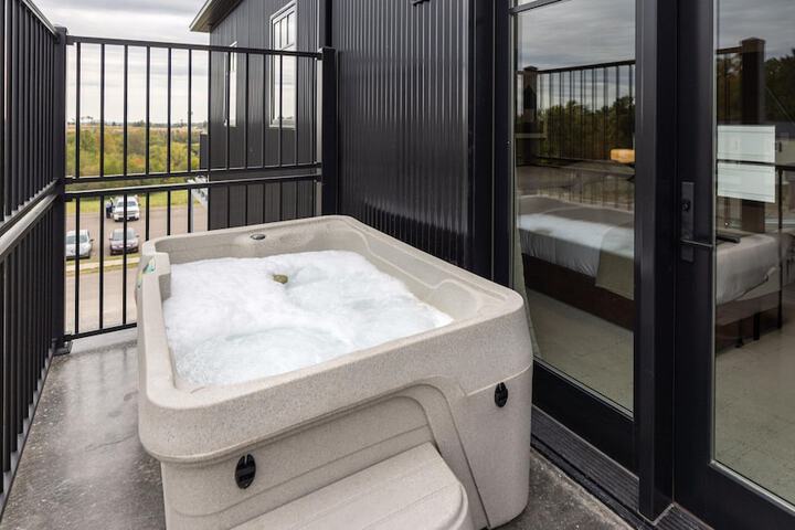 Romantic Suite 1 King Bed Jetted Tub City View (4 of 29)