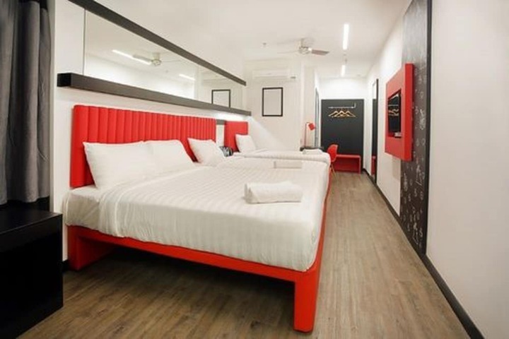Room 6 of 28