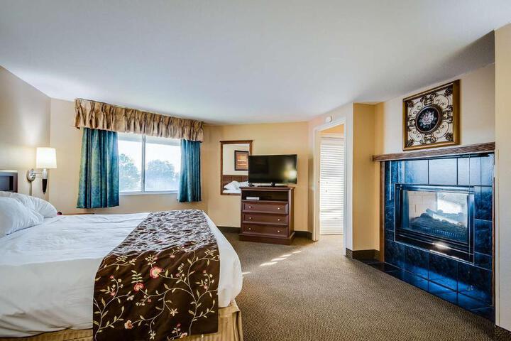 1 King Bed Suite (21 of 25)