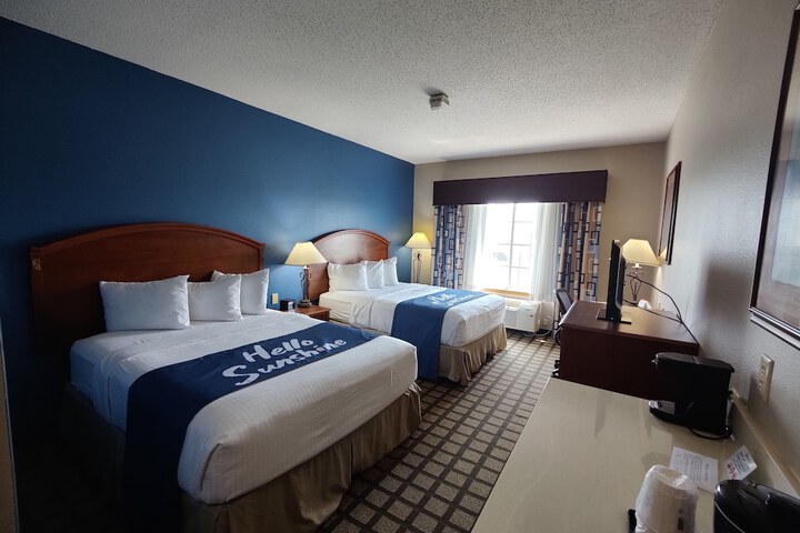 2 Queen Beds (3 of 32)