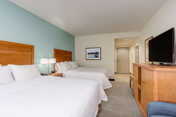 2 Queen Beds Mobility Hearing Accessible Tub (7 of 7)