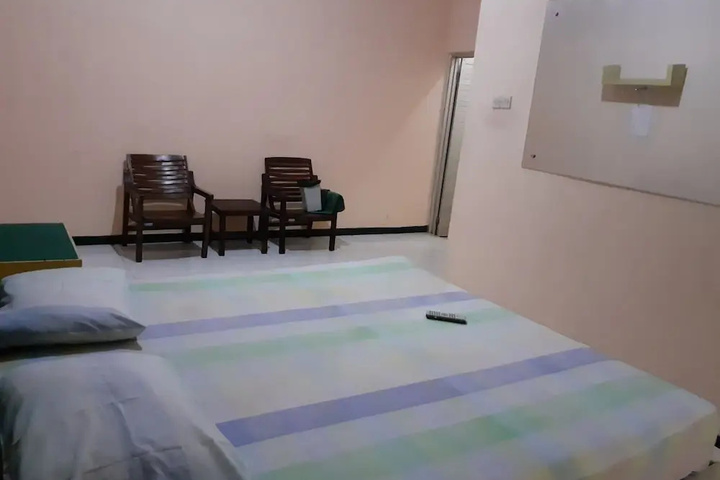 Room 5 of 12