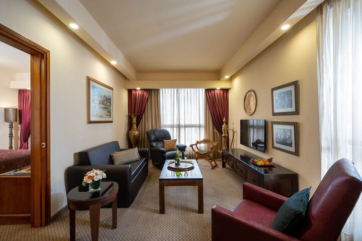 Room 33 of 82
