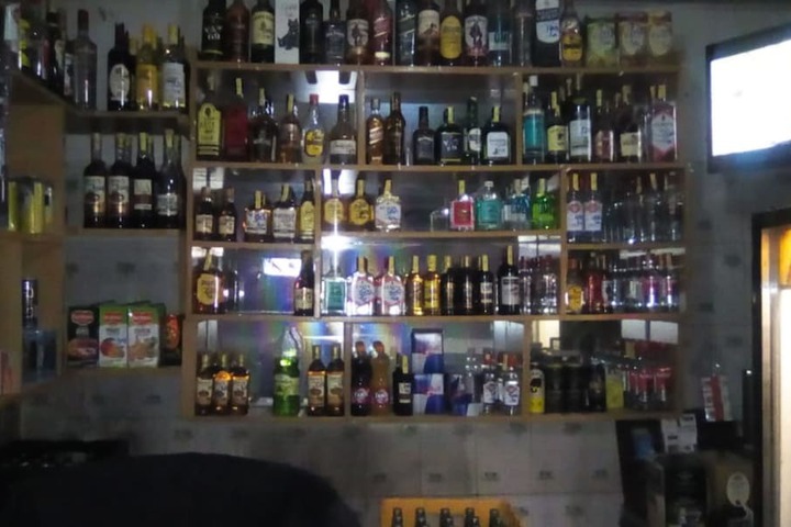 Lounge 10 of 12
