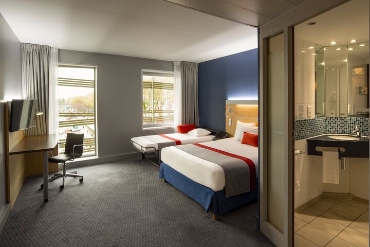 Room 12 of 120