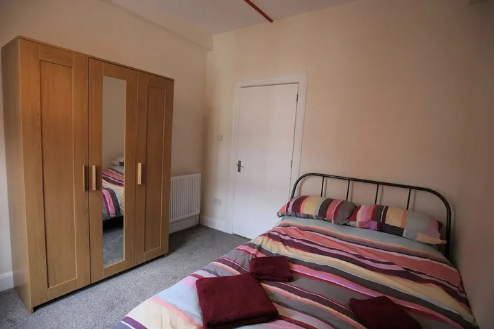 Room 4 of 9