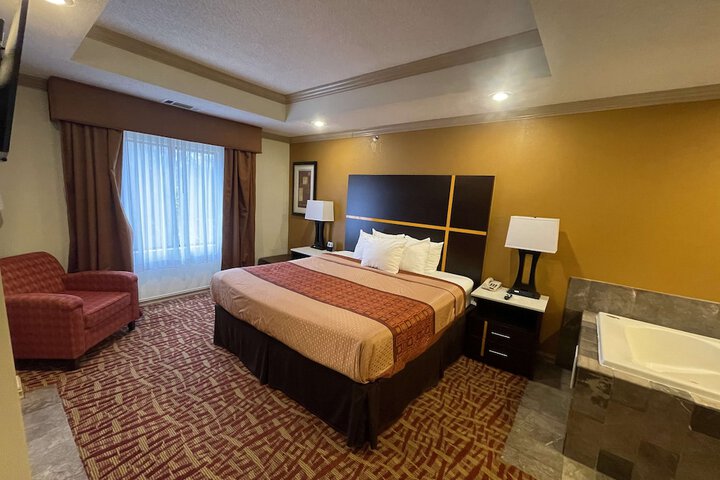 1 King Bed Jetted Tub WiFi, Microwave and Refrigerator Full Breakfast (13 of 13)