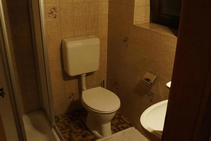 Room 6 of 16