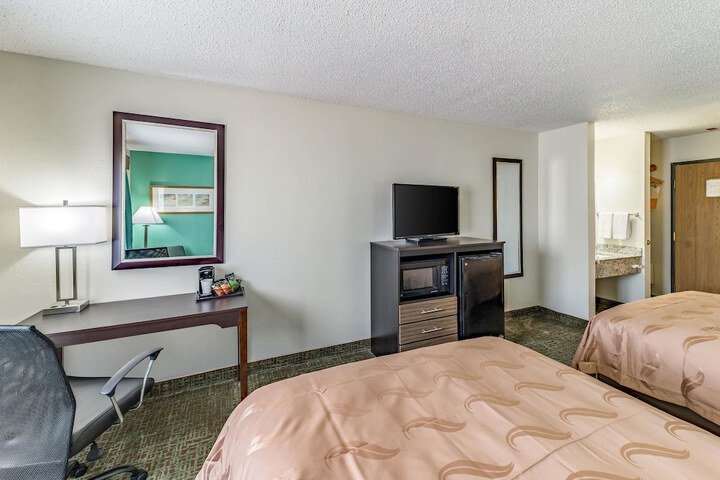2 Queen Beds (7 of 14)