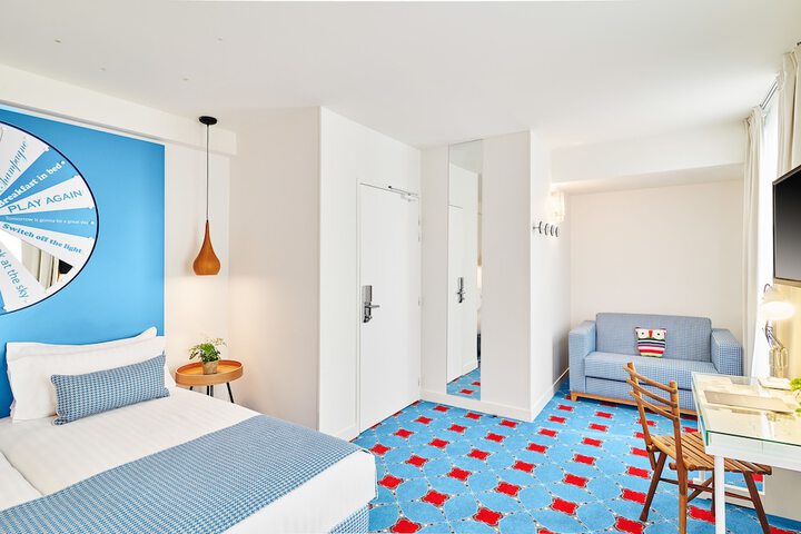 Room 17 of 60