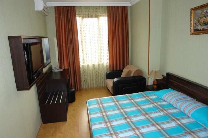 Room 10 of 26