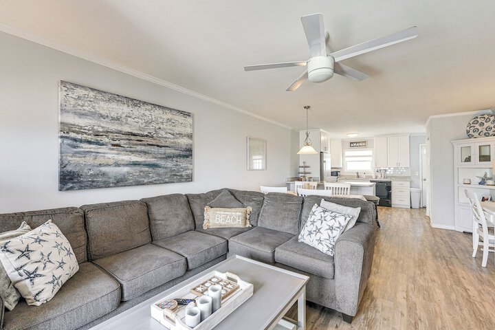 Ocean Isle Beach Condo w / Balcony: Steps to Shore!