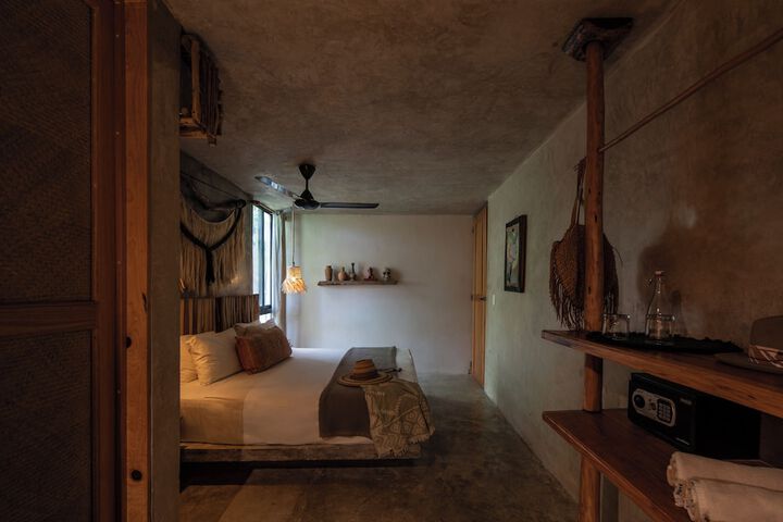 Room 27 of 83