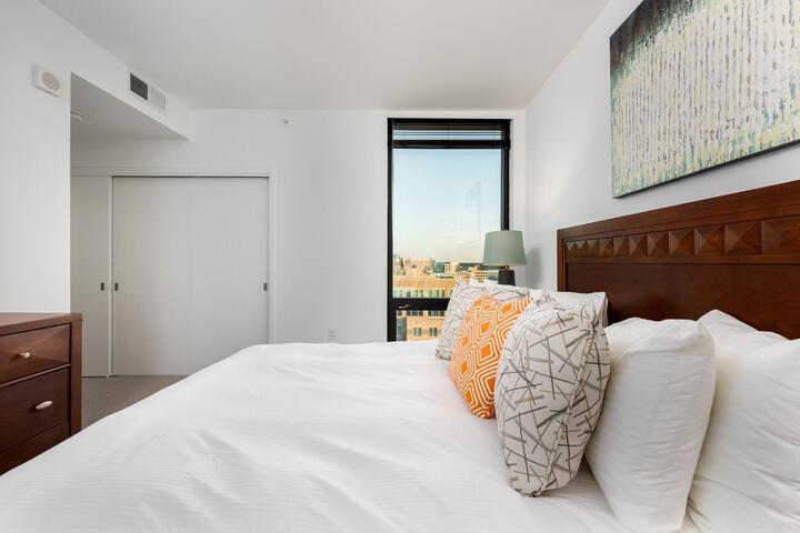 Room 35 of 208