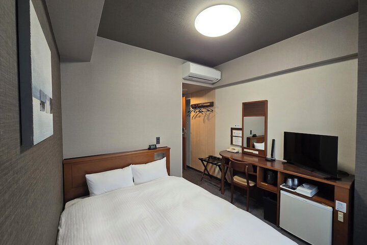 Room 10 of 28