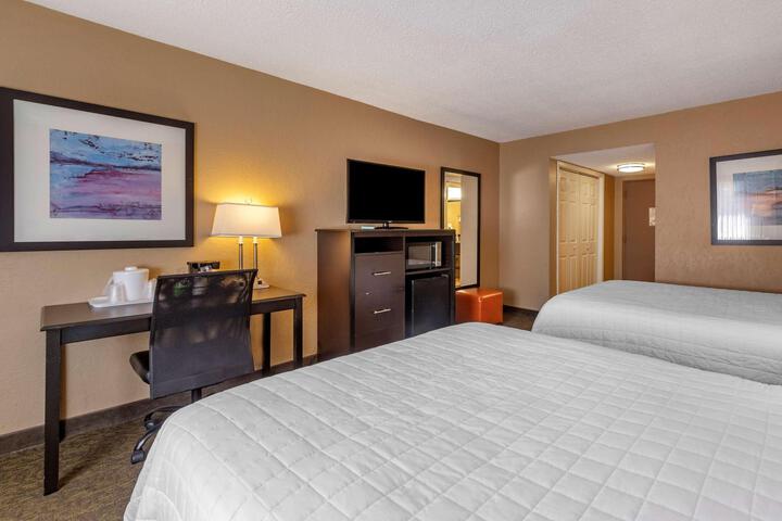 2 Queen Accessible Roll in Shower Microwave, Refrigerator WiFi Full Breakfast (20 of 25)
