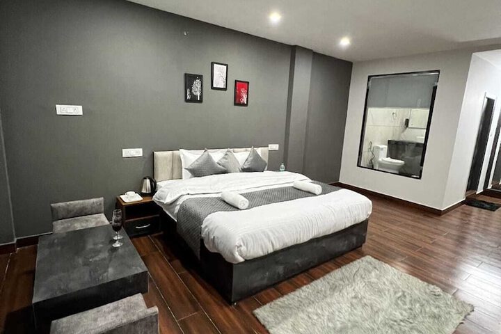 Room 4 of 20