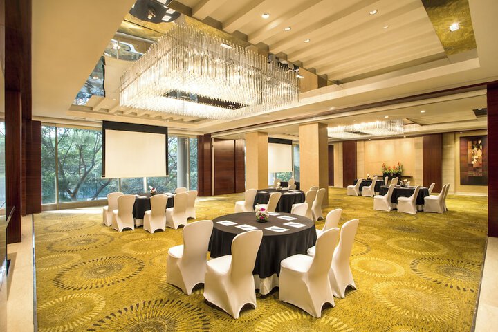 Ballroom/Hall 118 of 135
