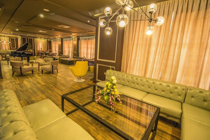 Lounge 53 of 74