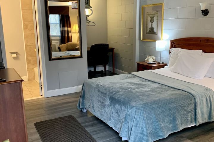 1 Queen Bed (11 of 20)