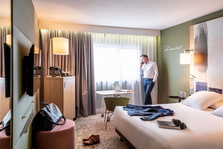 Room 6 of 77