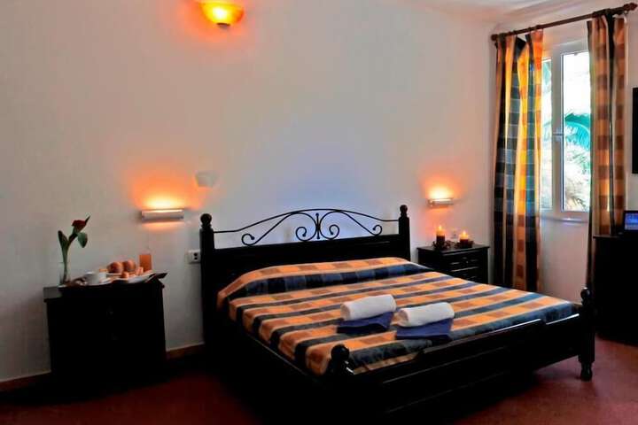 Room 10 of 18